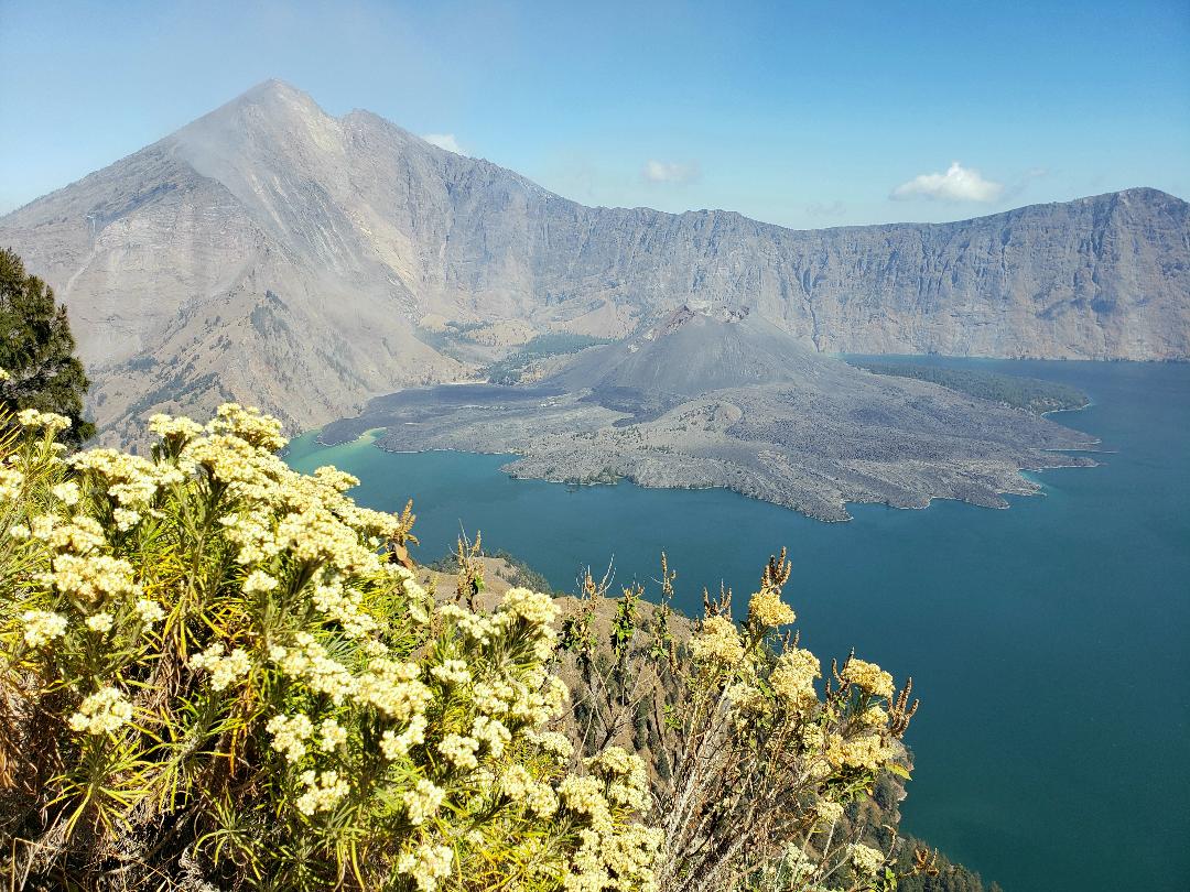 Mount Rinjani: Best Indonesian Volcano Hike (Amet Rinjani Trekking ...